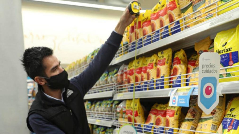 Comenzaron las inspecciones en los supermercados para verificar el cumplimiento de la Ley de Góndolas (Télam).
