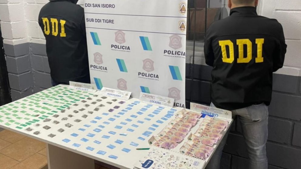 Parte de la droga que fue secuestrada por los investigadores policiales en poder de los marginales.