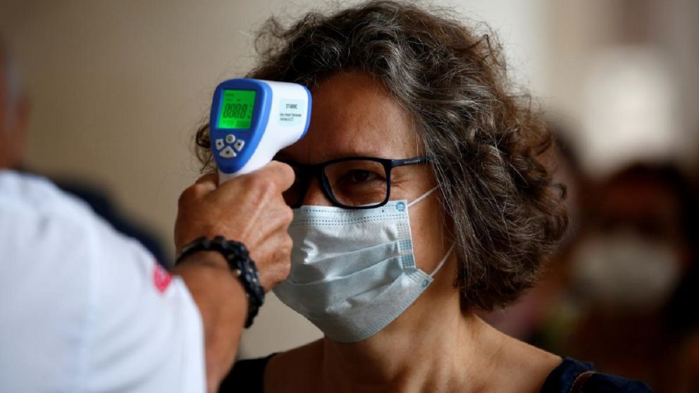 Según un estudio, mientras que la gripe generalmente comienza con tos, la primera señal del Covid-19 es la fiebre.