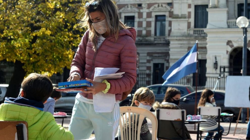 Frente a la Casa de Gobierno de La Plata llevaron adelante los padres un aula abierta en pedido de la presencialidad en las escuelas. (Gentileza: AGLP)