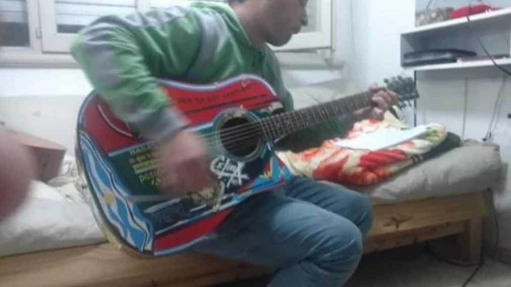 En menos de 48 horas, el joven recuperó la guitarra.