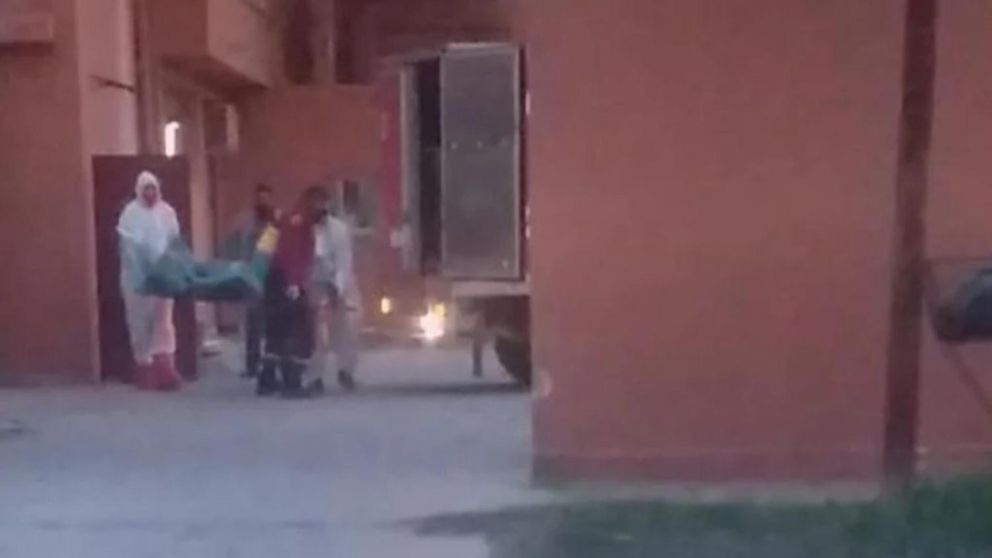Así retiraban el cadáver del hombre de 61 años del motel "La Siesta" en Salta (Archivo).