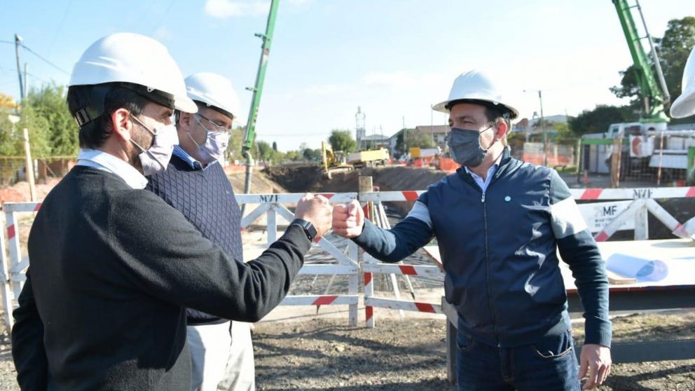 Andrés Watson recorrió las obras del entubamiento del Arroyo Jiménez.