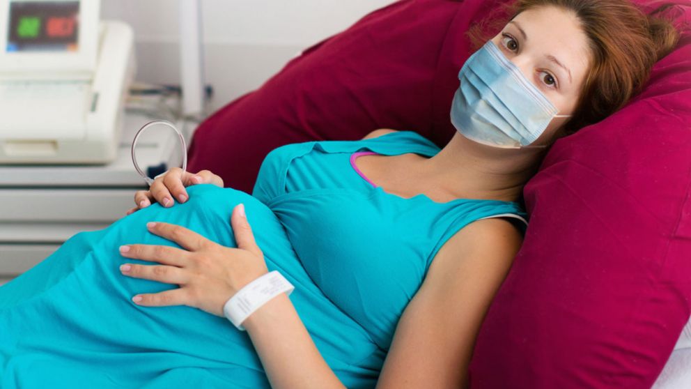 "Los estudios sobre embarazadas afectadas con Covid-19 en China no han demostrado transmisión vertical por la placenta", advierte la especialista.