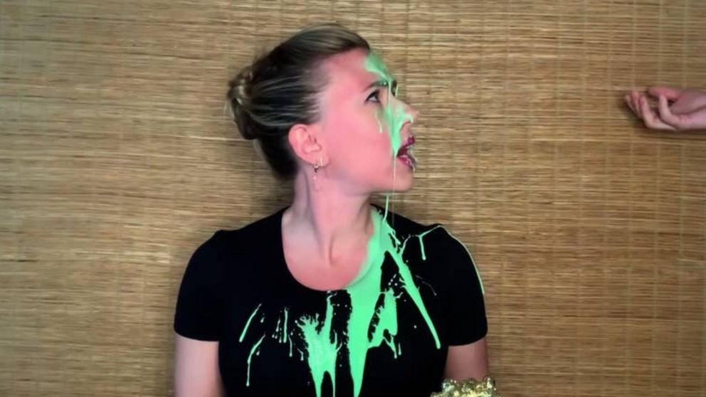 Scarlett Johansson fue bañada en slime mientras agradecía un premio de MTV.