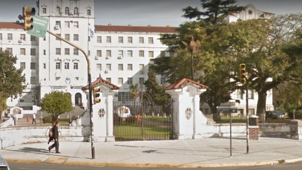La manicura venezolana agoniza en este centro asistencial, en Haedo.