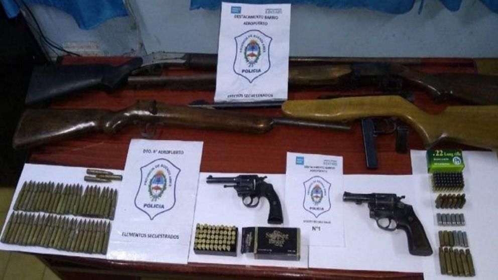 Las armas y municiones incautadas por la policía.