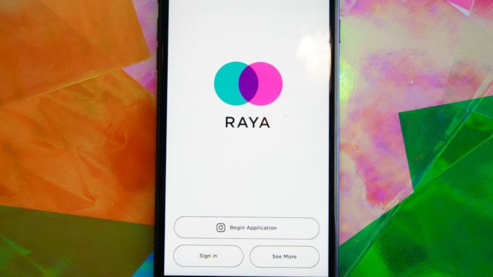 La app asegura la privacidad y seguridad de los usuarios restringiendo severamente el acceso, nombres como Demi Lovato y Raven-Symoné tuvieron problemas a la hora de crearse una cuenta.