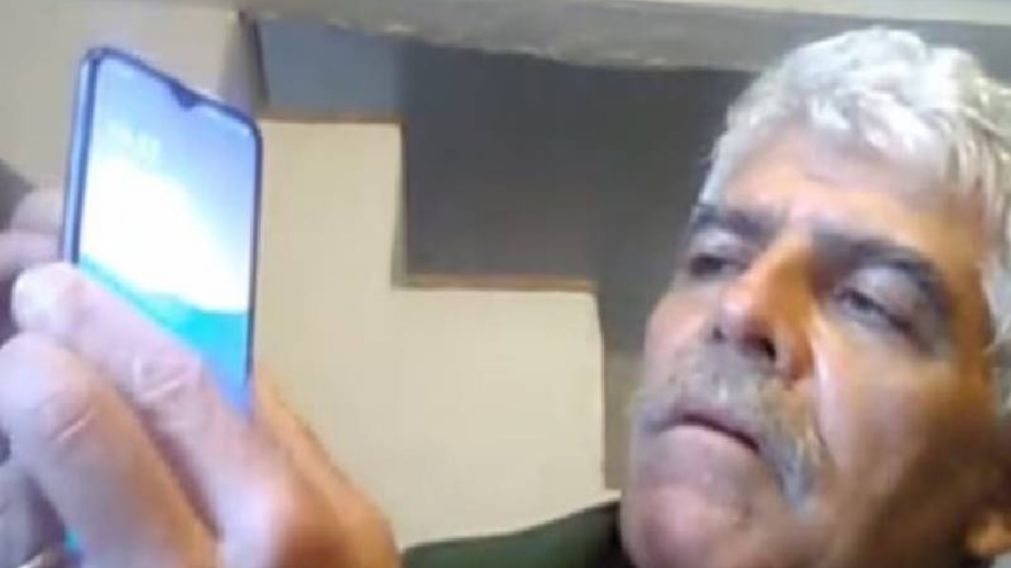 El trabajador rural probó en una entrevista que su dedo amputado todavía puede desbloquear su teléfono.