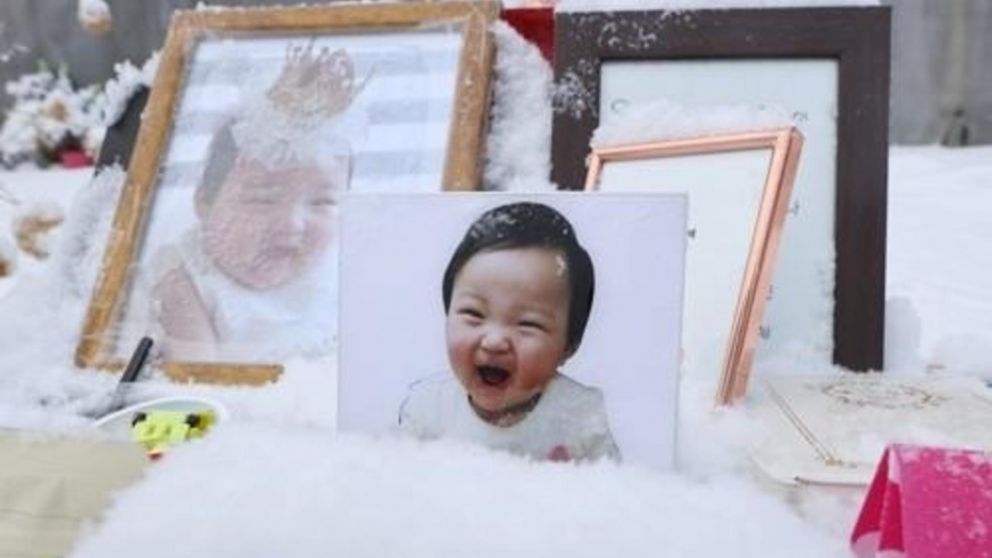 Las fotos de la beba asesinada son exhibidas en su tumba.