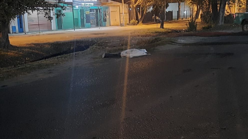 El cadáver de Jaime Mario Ramón yace cubierto en el pavimento.