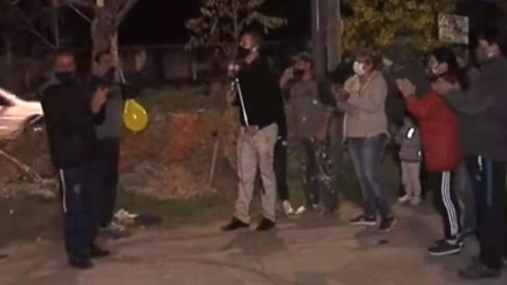 Vecinos de Berazategui le festejaron el "cumpleaños de 15" a un pozo.