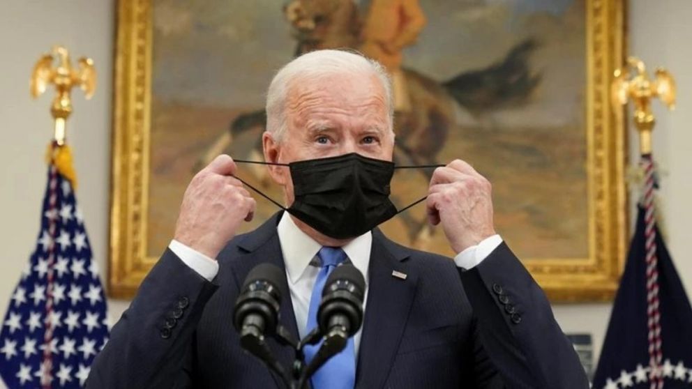 El presidente Joe Biden anunció que las personas vacunadas contra el coronavirus podrán dejar de usar la mascarilla en la mayoría de lugares abiertos y cerrados (Gentileza Reuters).