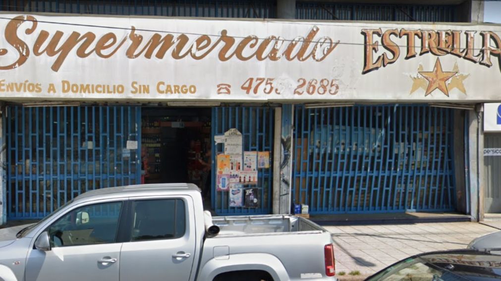 La agresión mafiosa se produjo en este supermercado chino, en la localidad bonaerense de Villa Lynch.