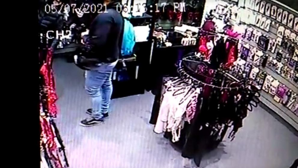 Delincuente hot: robó sex shop y se llevó 86 "lucas" en juguetes sexuales.