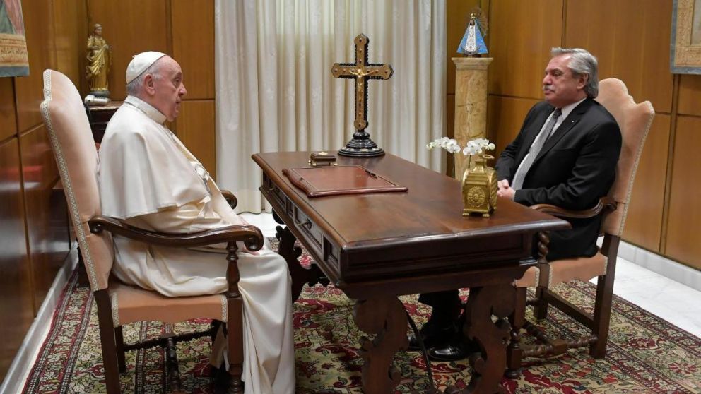 El presidente Alberto Fern�ndez, a solas con Jorge Bergoglio (Prensa El Vaticano).