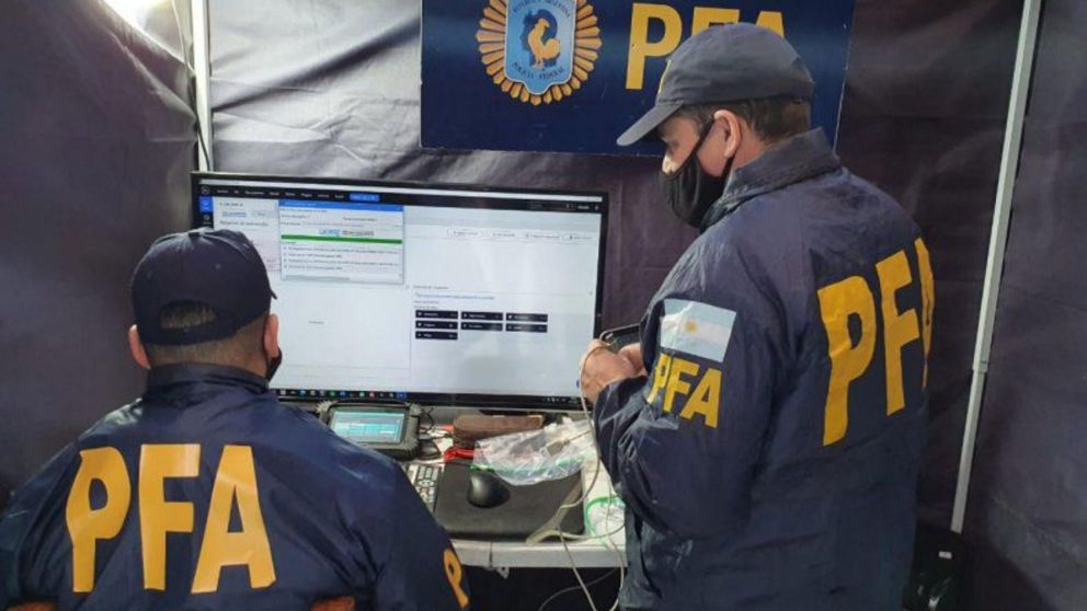 Los efectivos instalaron un gazebo en el cual etiquetaron parte del material secuestrado.