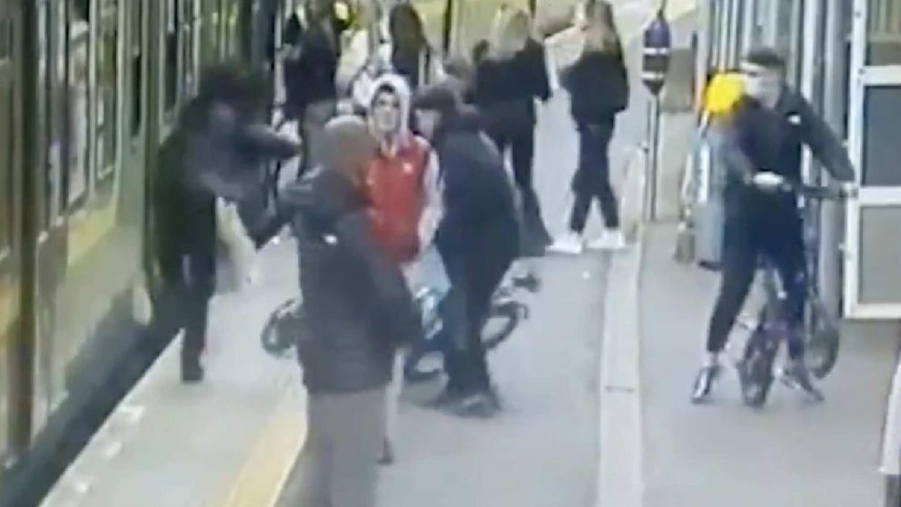 Momento previo a que la mujer cayera por las vías del tren (Captura de pantalla).