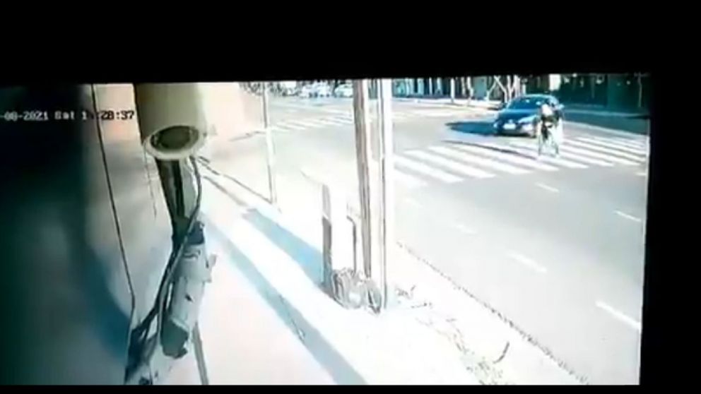 El conductor del auto levant� el ba�l para que no le tomaran la patente.