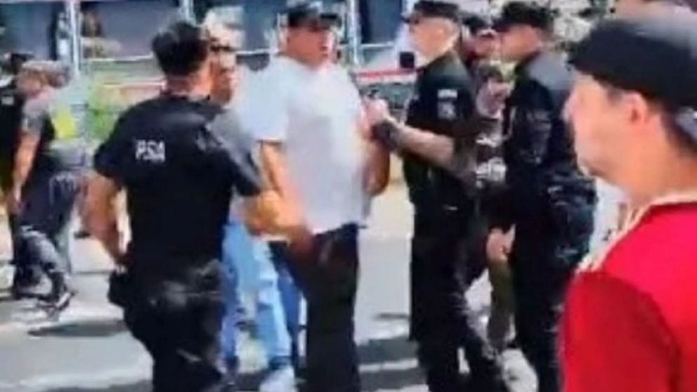 Tuvo que intervenir la policía en la pelea entre taxistas y choferes de aplicación.