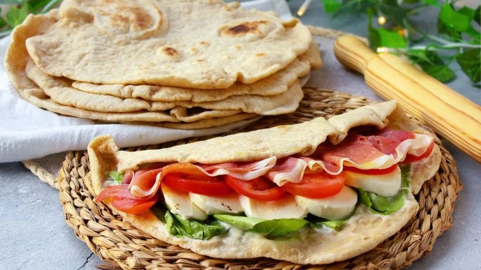 Cómo cocinar una piadina italiana casera que te salvará muchas comidas