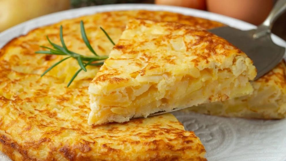 El frico friulano se destaca por su corteza dorada y su interior fundente, una delicia tradicional del noreste de Italia que sorprende por su sencillez y sabor.