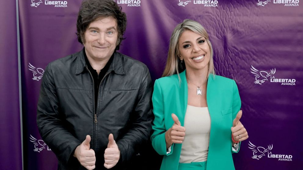 Javier Milei posa junto a Virginia Gallardo (X/@LLibertadAvanza).