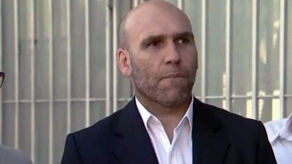 El fiscal Adrián Arribas habló con la prensa desde la puerta de la fiscalía.