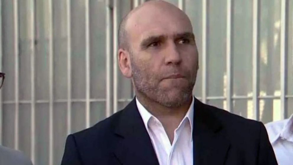 El fiscal Adrián Arribas habló con la prensa desde la puerta de la fiscalía.