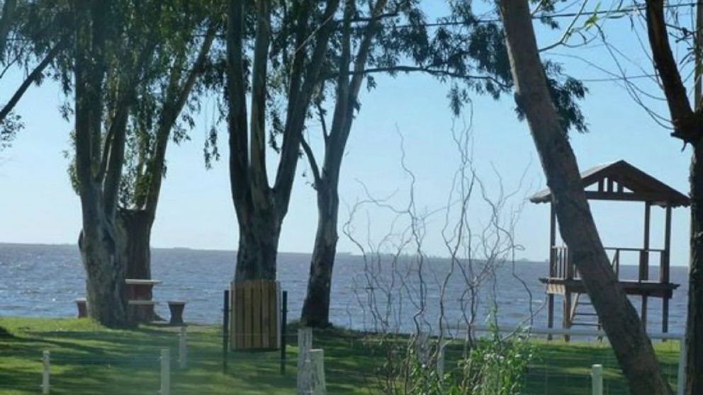 Laguna Alsina se encuentra a 400 kilómetros de la Ciudad de Buenos Aires.