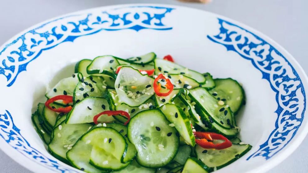 Ensalada de pepino: cómo preparar la receta que te va a salvar en los días de calor extremo.