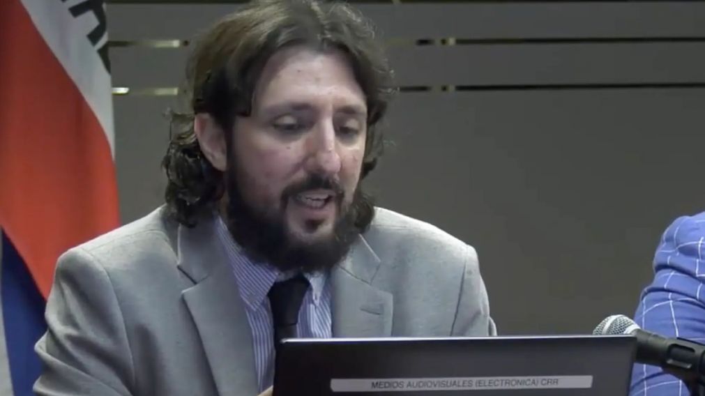 Pablo Laurta apoyado por "Varones unidos".