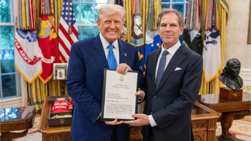 El embajador Alejando Oxenford cuando presentó sus cartas credenciales al presidente de Estados Unidos, Donald Trump, en la Casa Blanca.