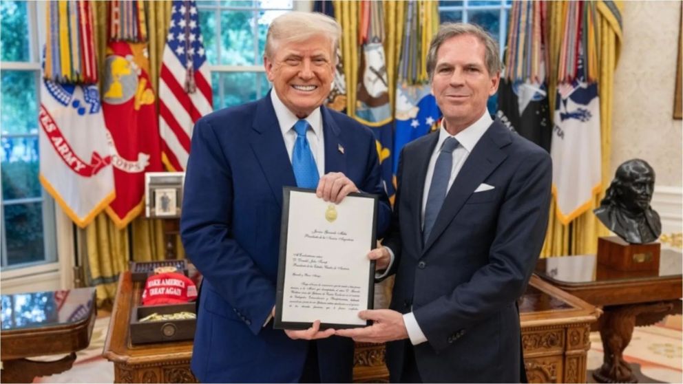El embajador Alejando Oxenford cuando presentó sus cartas credenciales al presidente de Estados Unidos, Donald Trump, en la Casa Blanca.