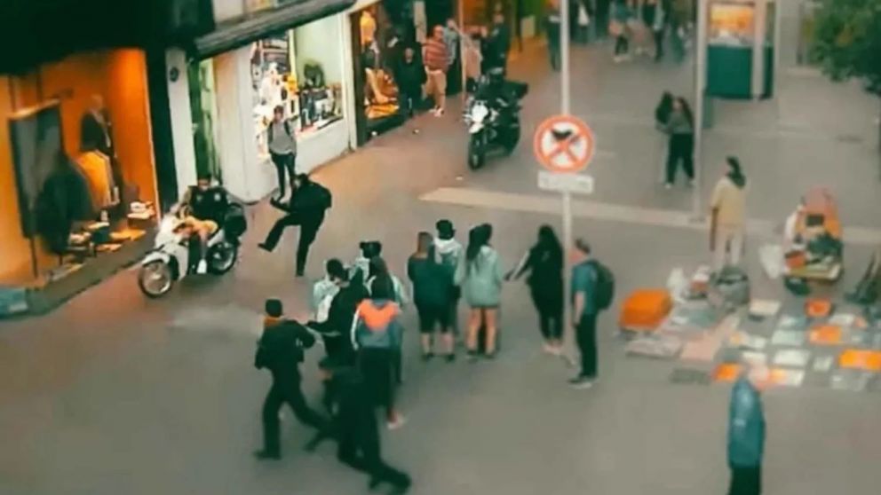 El sospechoso tenía antecedentes, pedido de captura y la moto era robada.