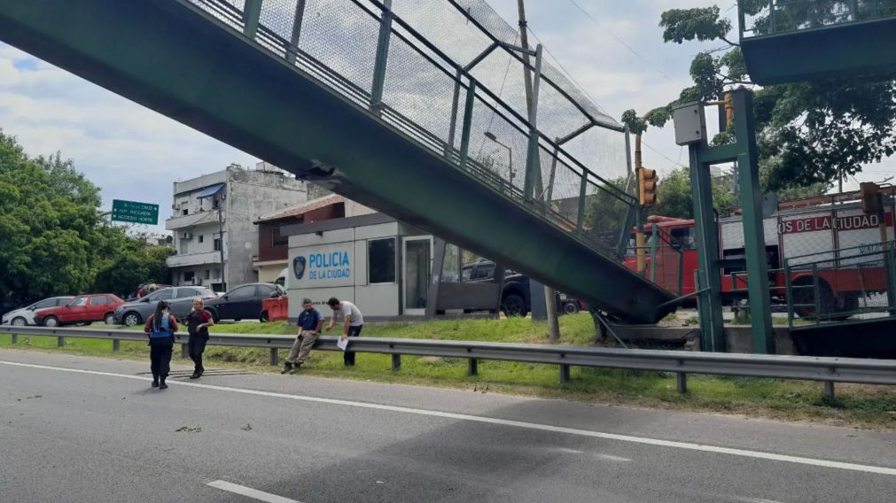 Un puente peatonal cay� sobre la General Paz tras ser chocado por un cami�n (X/@bagliettoc).