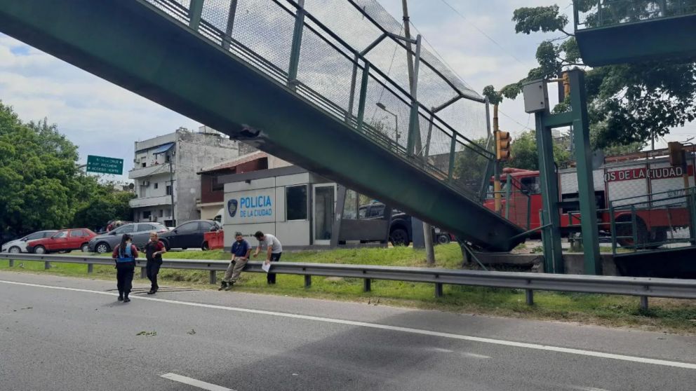 Un puente peatonal cayó sobre la General Paz tras ser chocado por un camión (X/@bagliettoc).