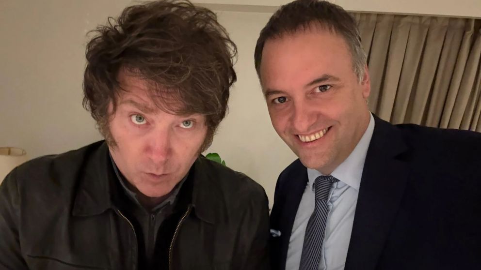 Qué información desmintió Manuel Adorni sobre Javier Milei, a una semana para las elecciones.