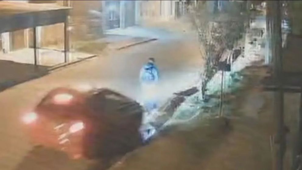 La víctima caminado antes de ser atropellada por el auto rojo.