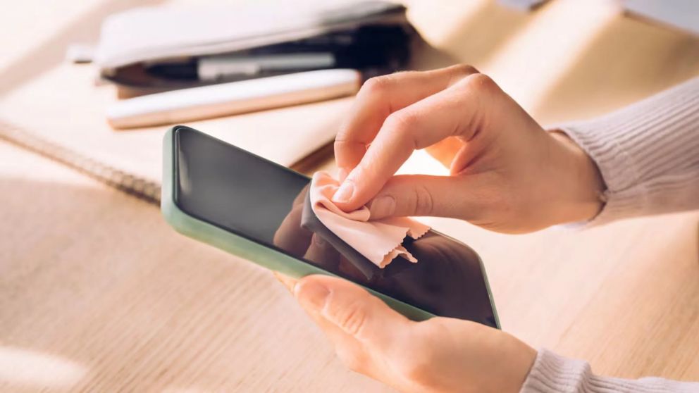 Trucos para limpiar el celular de forma segura.