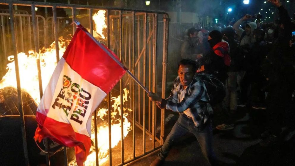 Perú declarará el estado de emergencia en Lima tras violentas protestas (Imagen AP).