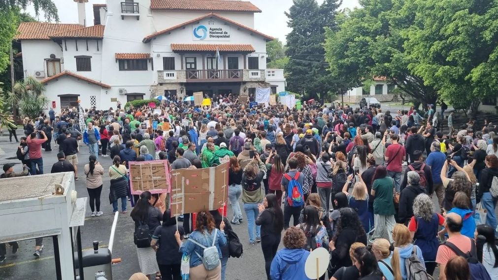 Incidentes en ANDIS: manifestantes entraron por la fuerza (X/@Solanopo).
