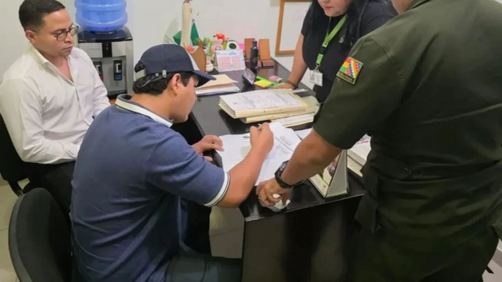El hijo del presidente Luis Arce y su abogado, frente a autoridades (Gentileza Radio Kollasuyo).