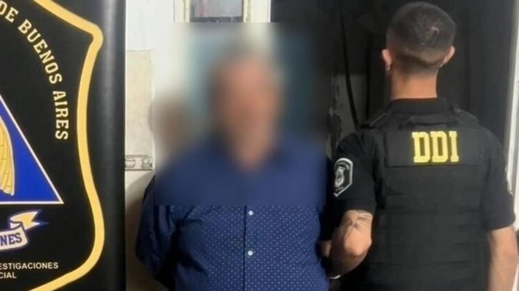 Este es el sospechoso que resultó aprehendido por los investigadores policiales.