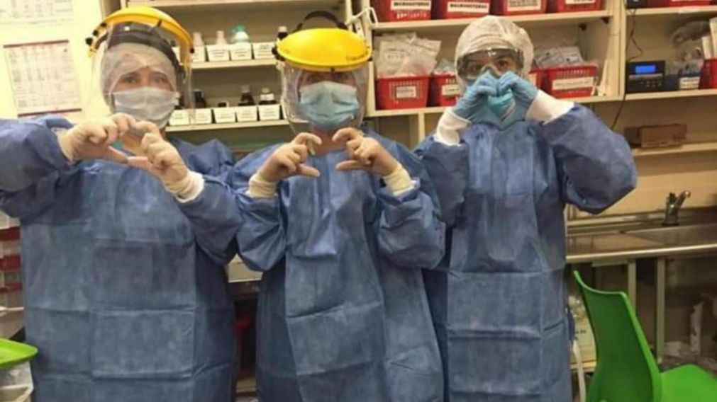 La enfermera Raquel Leyría posa junto a dos compañeras del Hospital Garraham