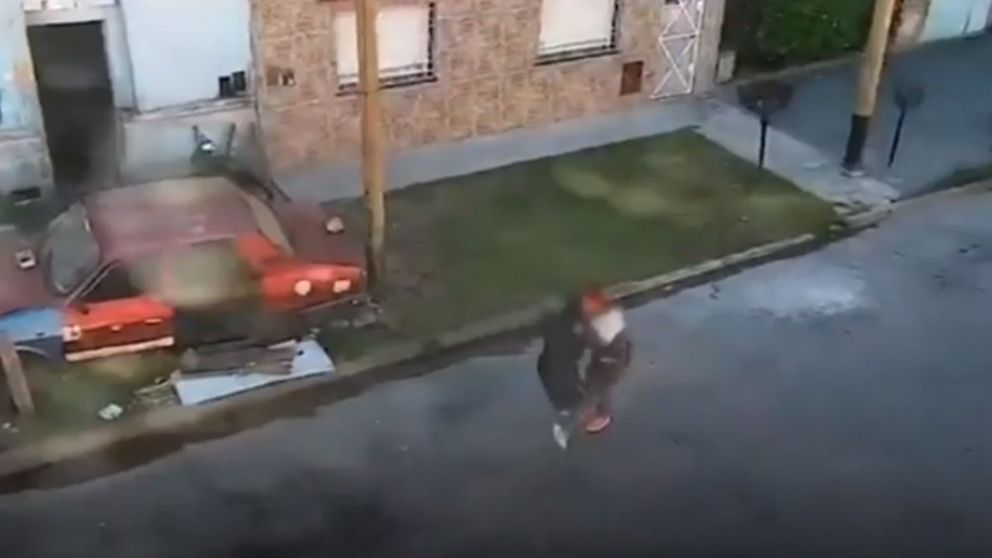 Un hombre violentó a una mujer en plena vía pública de Lanús (Captura de Pantalla).