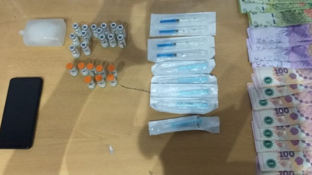 Estos son los diversos elementos que fueron incautados en poder del sospechoso.