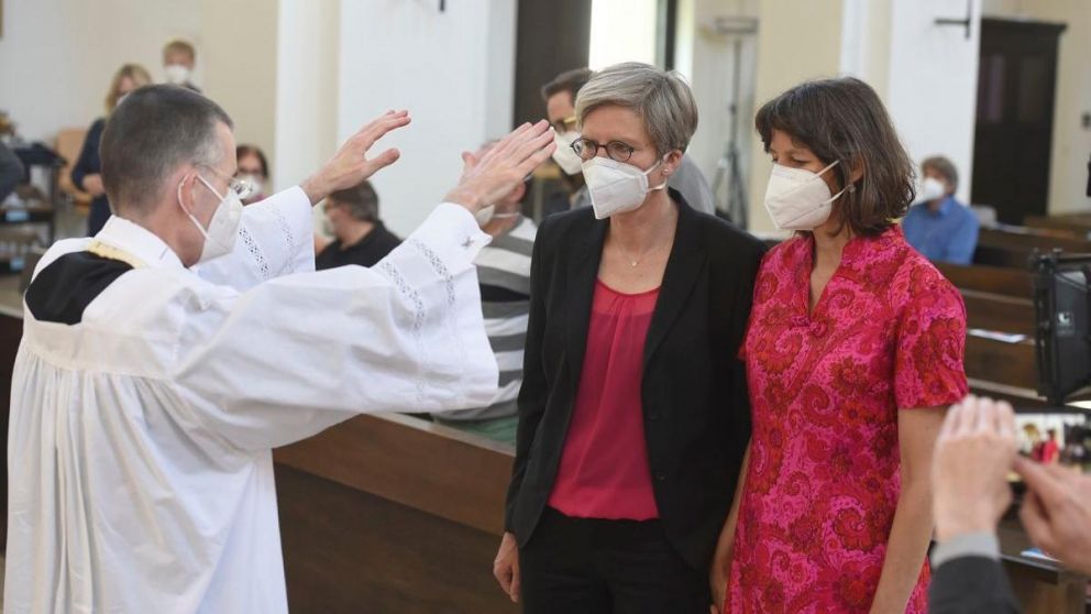 "El Amor Gana" llevó a más de 100 iglesias católicas alemanas a bendecir las uniones del mismo sexo.