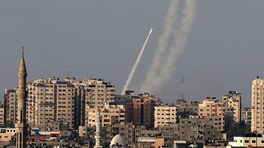 El ejército israelí informó que se habían disparado 45 cohetes desde la Franja de Gaza hacia Israel, pero algunos fueron interceptados por el escudo antimisiles.
