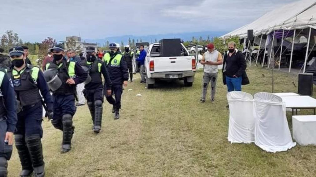 En el lugar secuestraron equipos de sonido y otros elementos (Gentileza Radio El Palomar).